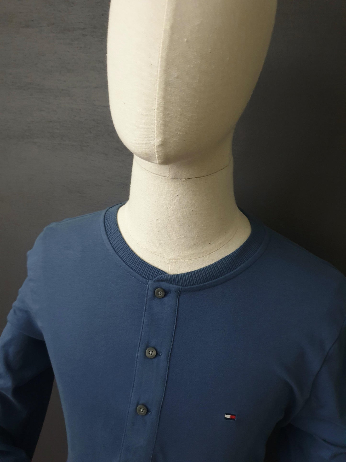 TOMMY HILFIGER Henley in faded Indigo
