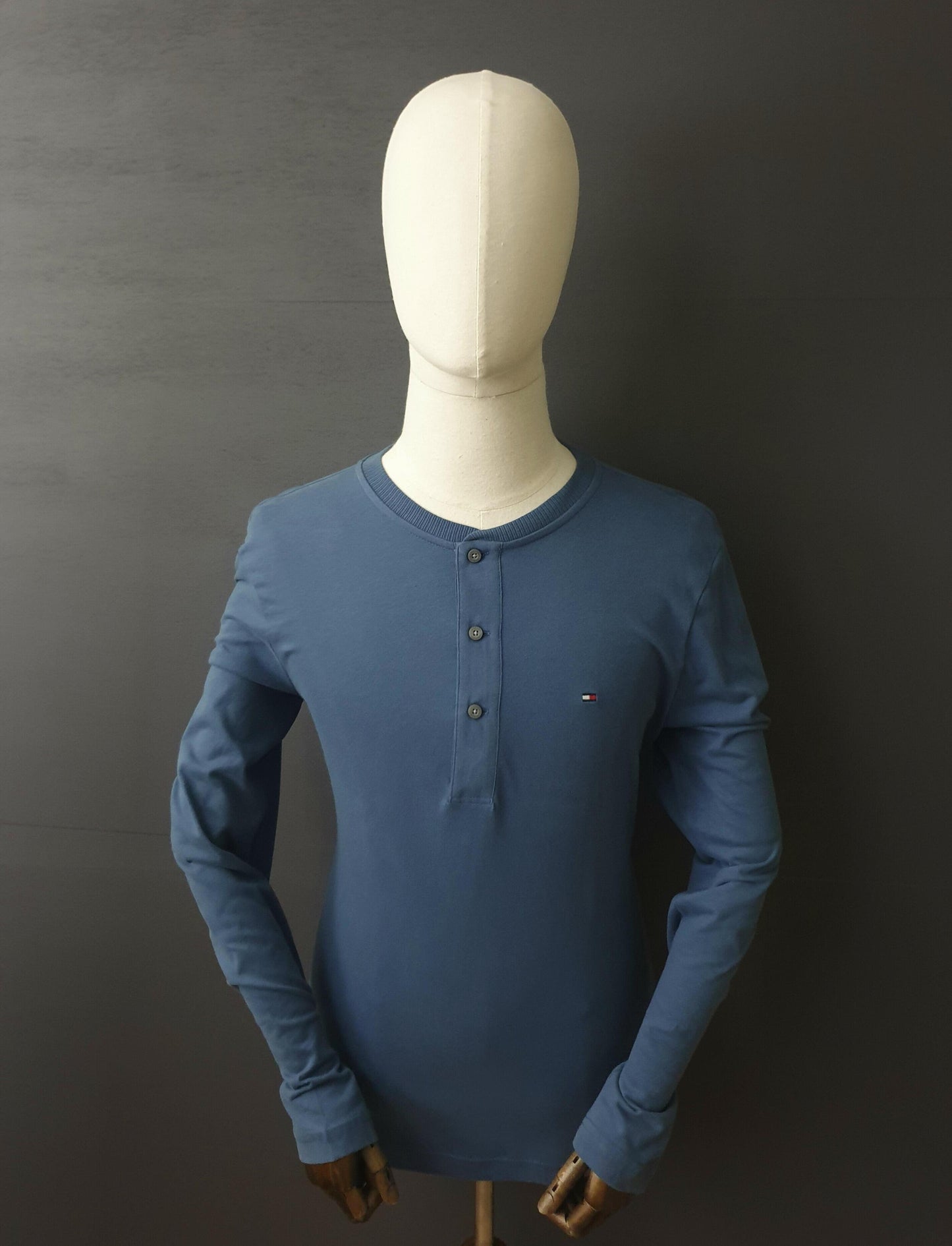 TOMMY HILFIGER Henley in faded Indigo