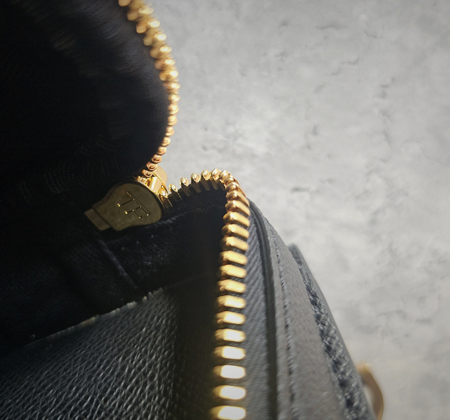 TOM FORD Full Grain Texturized Leather Belt Bag