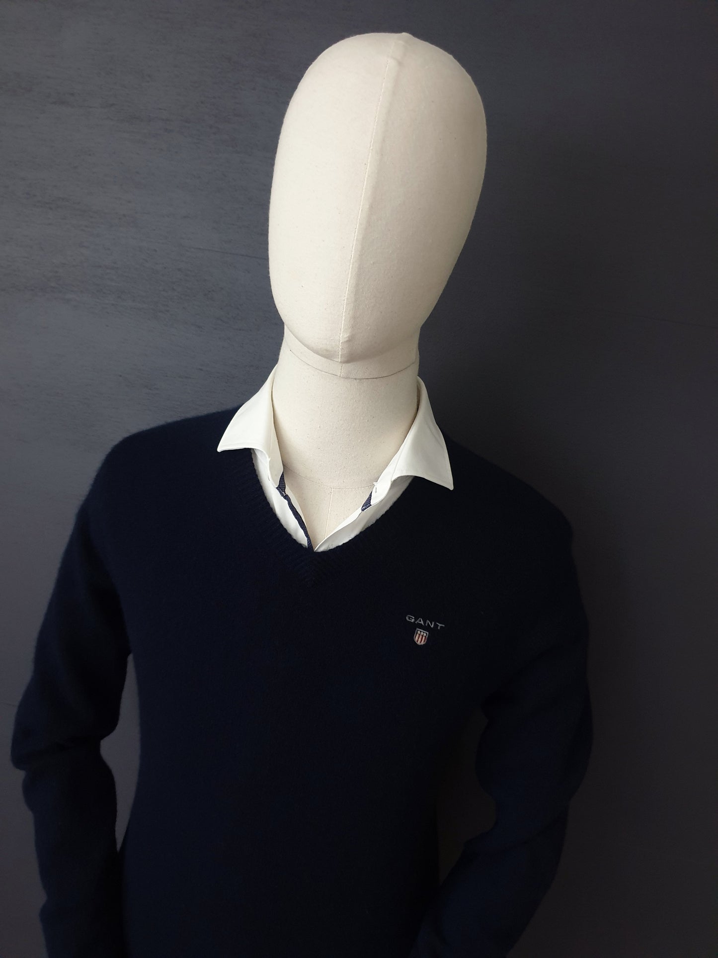 GANT Fine Lambs wool V-Neck Sweater in Marine Blue