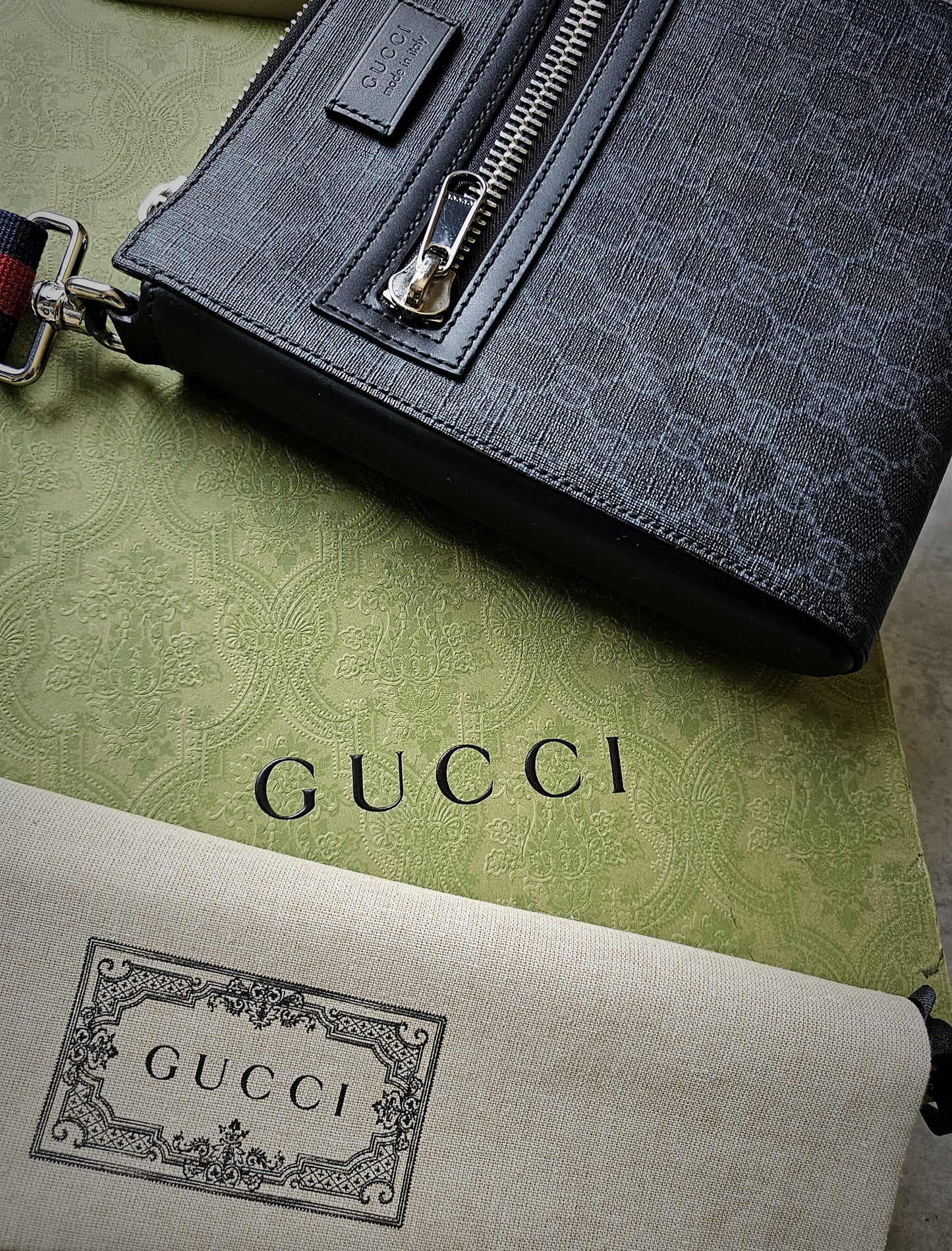 GUCCI GG Supreme Messenger Bag