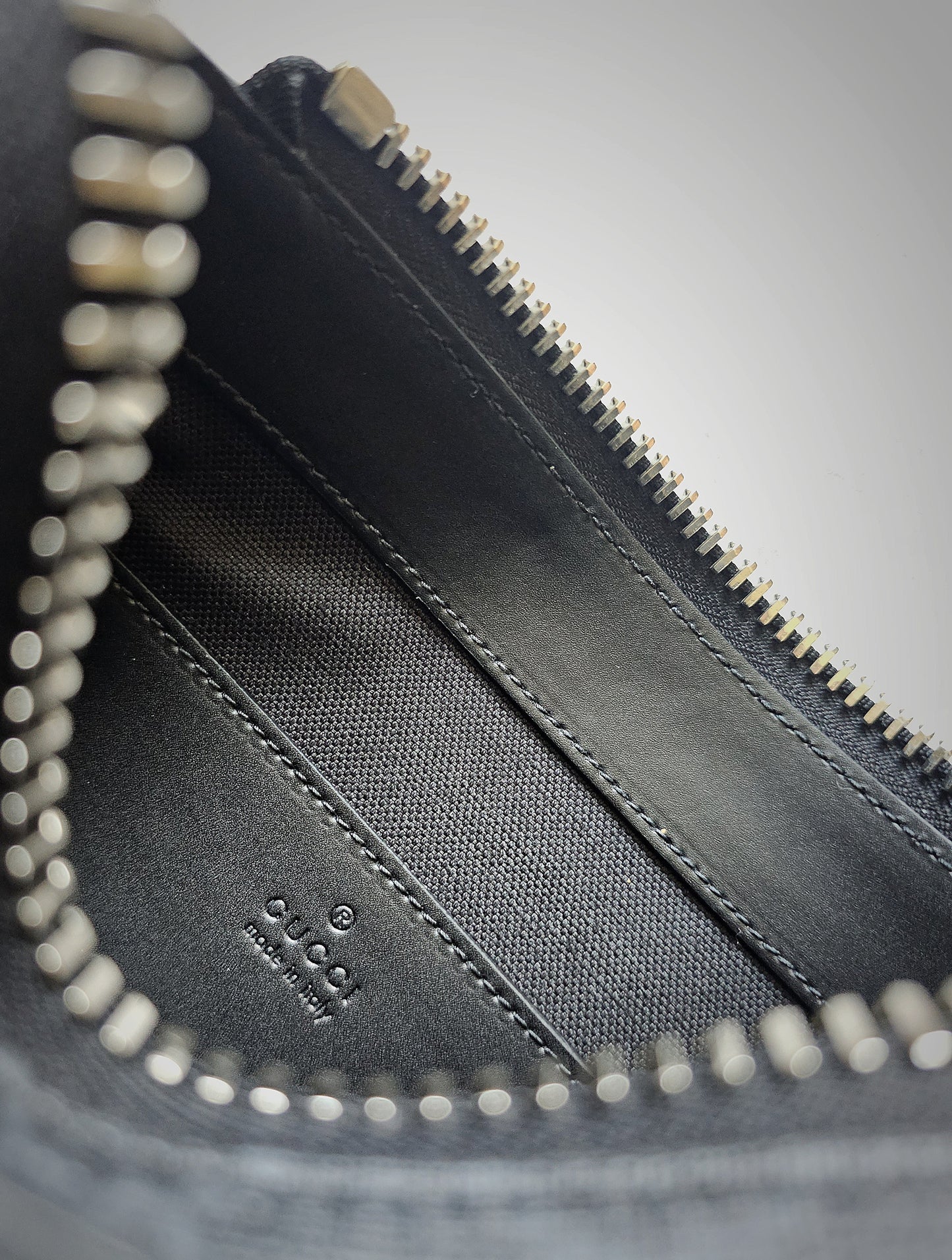 GUCCI GG Supreme Messenger Bag