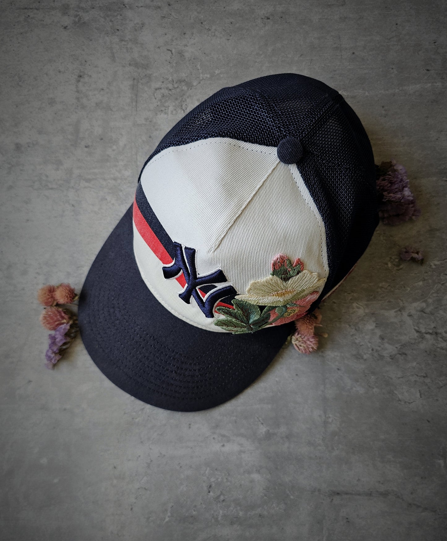 GUCCI X NY Yankees Flower Embellished Baseball Cap