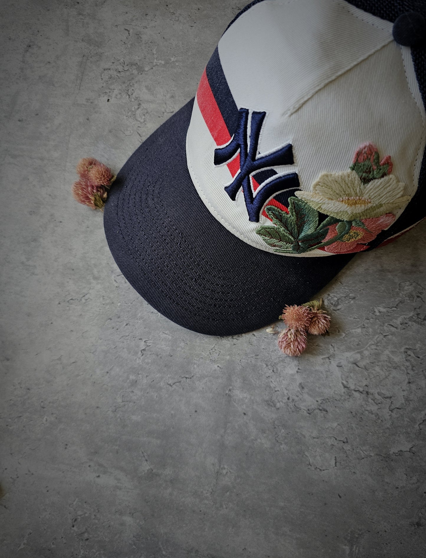 GUCCI X NY Yankees Flower Embellished Baseball Cap