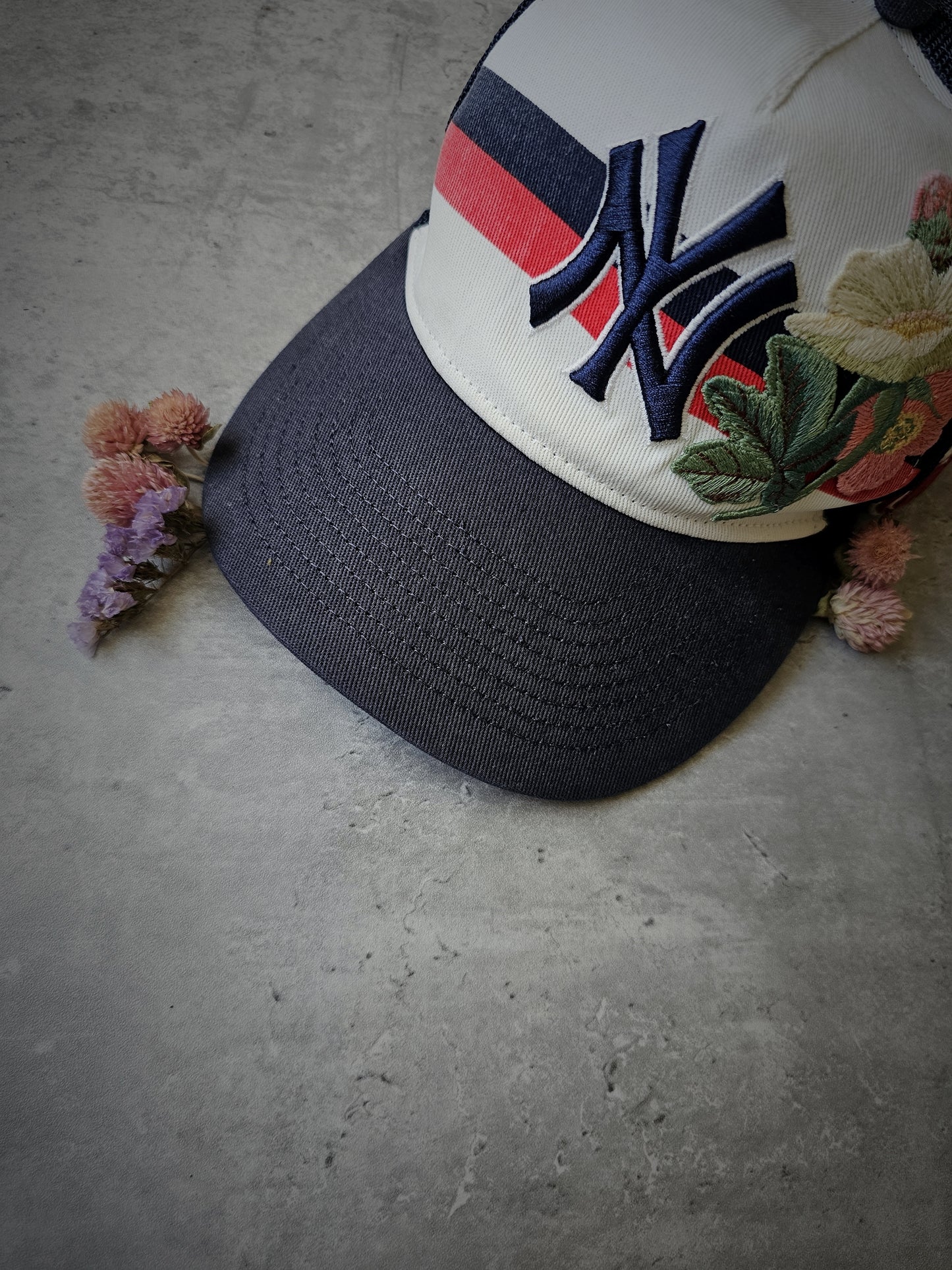 GUCCI X NY Yankees Flower Embellished Baseball Cap