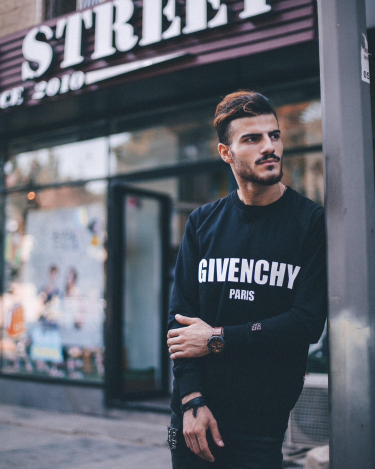 HOODIES & SWEATSHIRTS