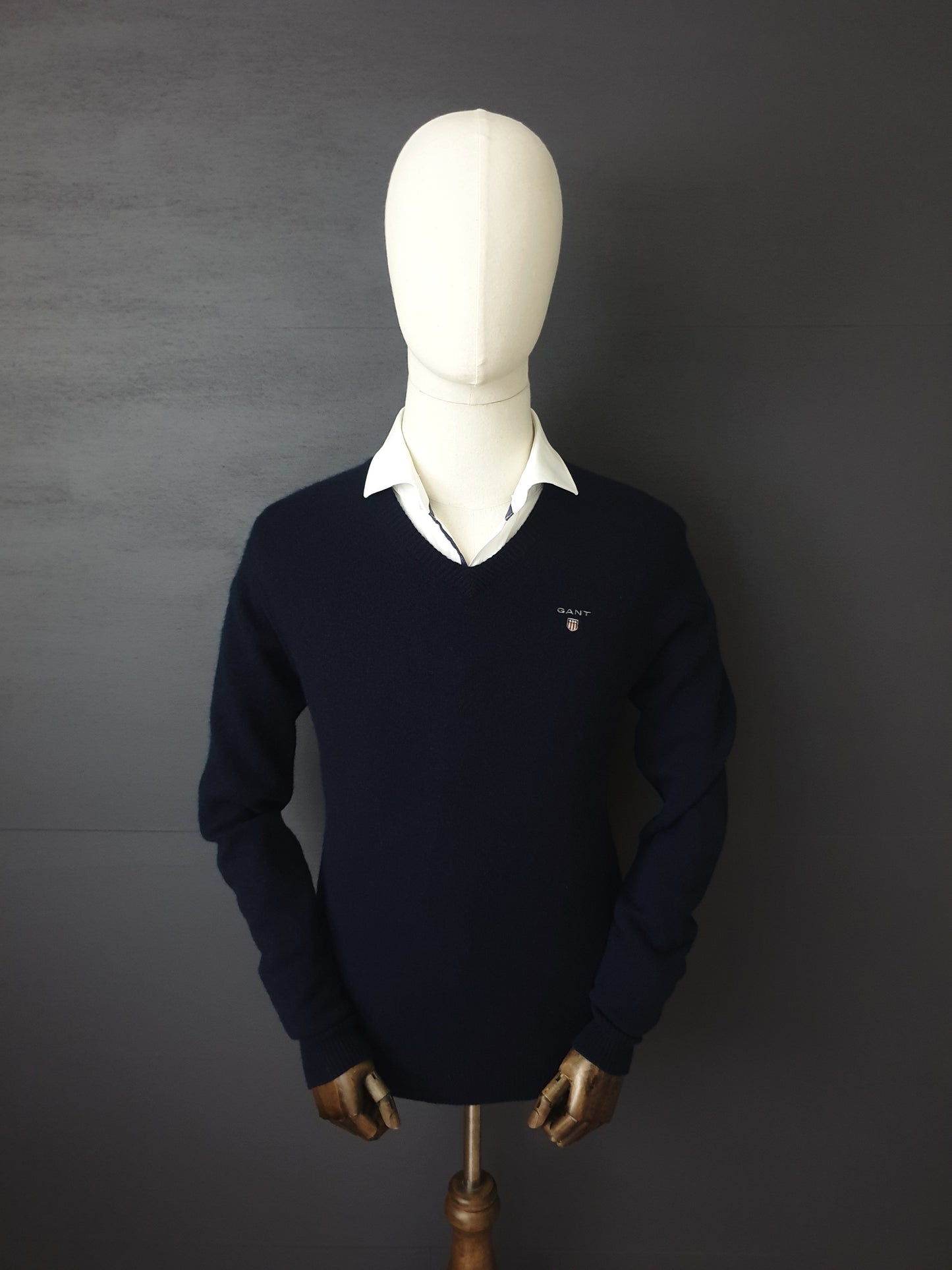 GANT Fine Lambs wool V-Neck Sweater in Marine Blue
