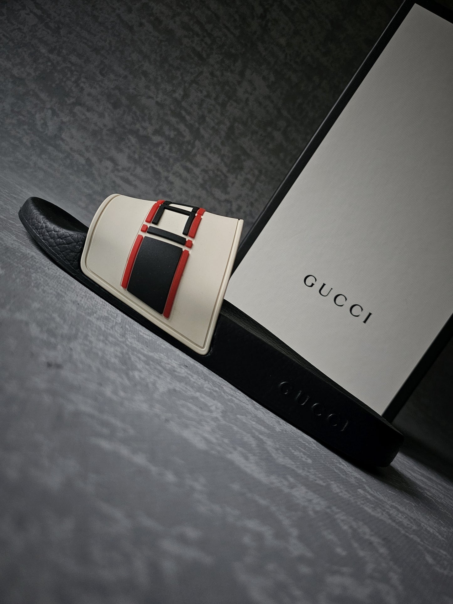 GUCCI Blk/white Nastro Rubber Slides